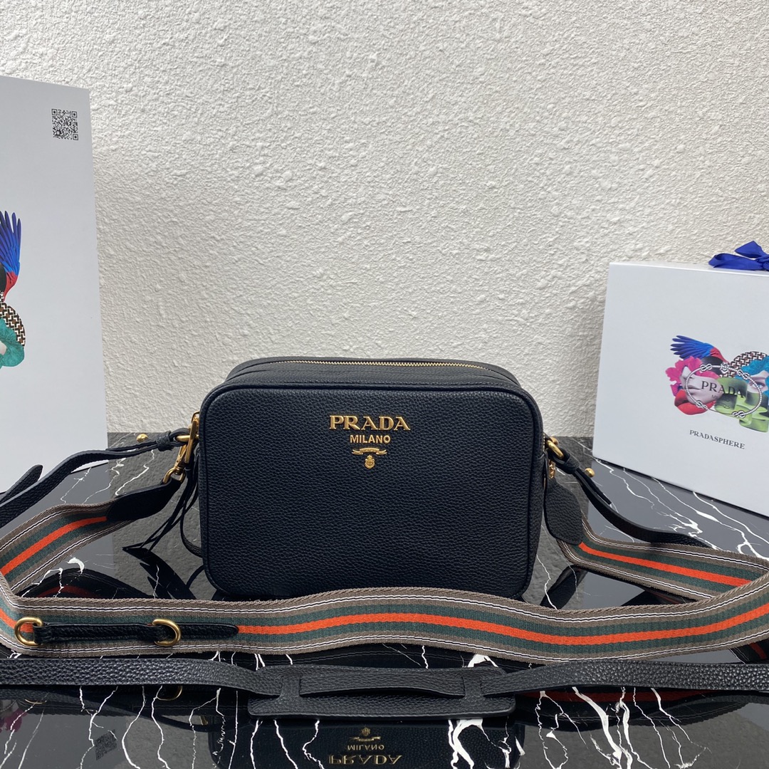 Pra*a medium leather bag