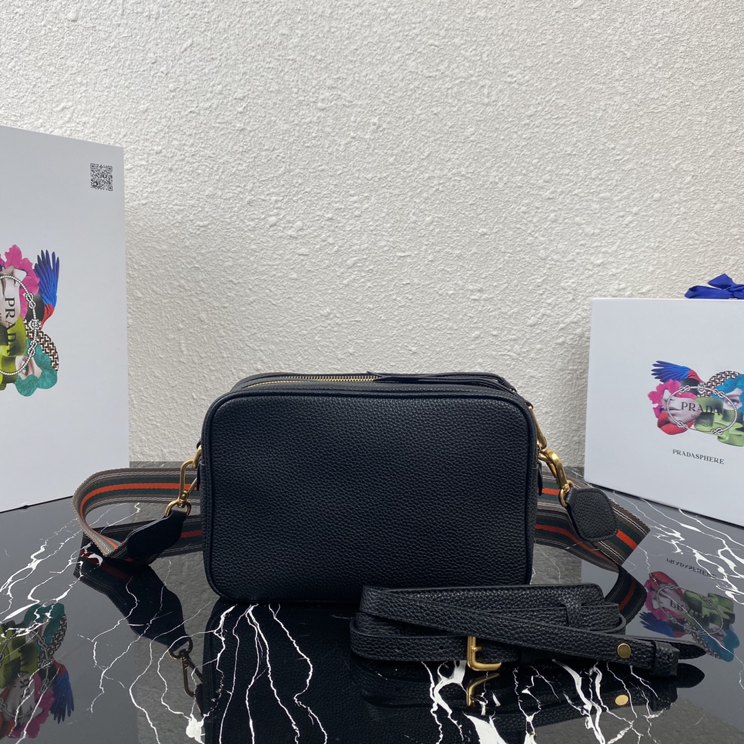 Pra*a medium leather bag