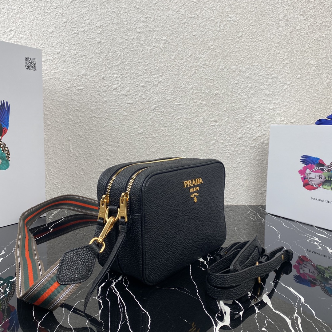 Pra*a medium leather bag