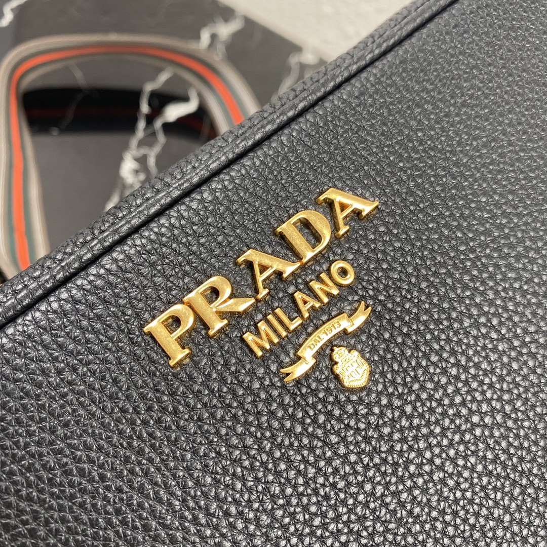 Pra*a medium leather bag