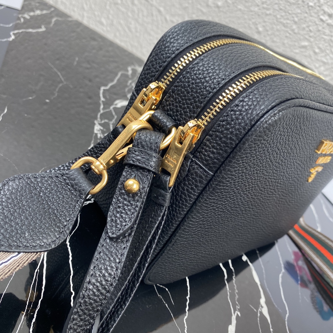 Pra*a medium leather bag