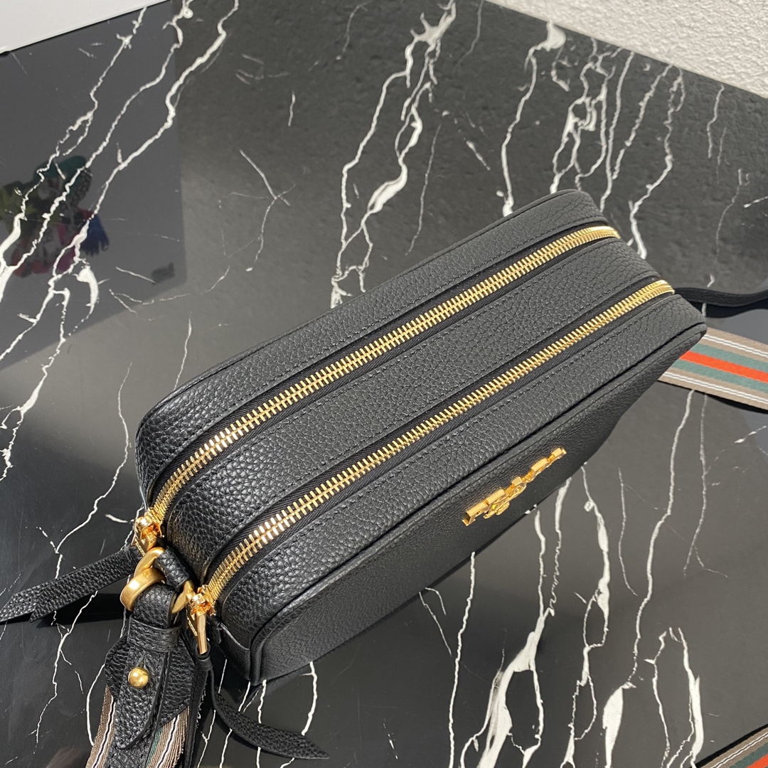 Pra*a medium leather bag