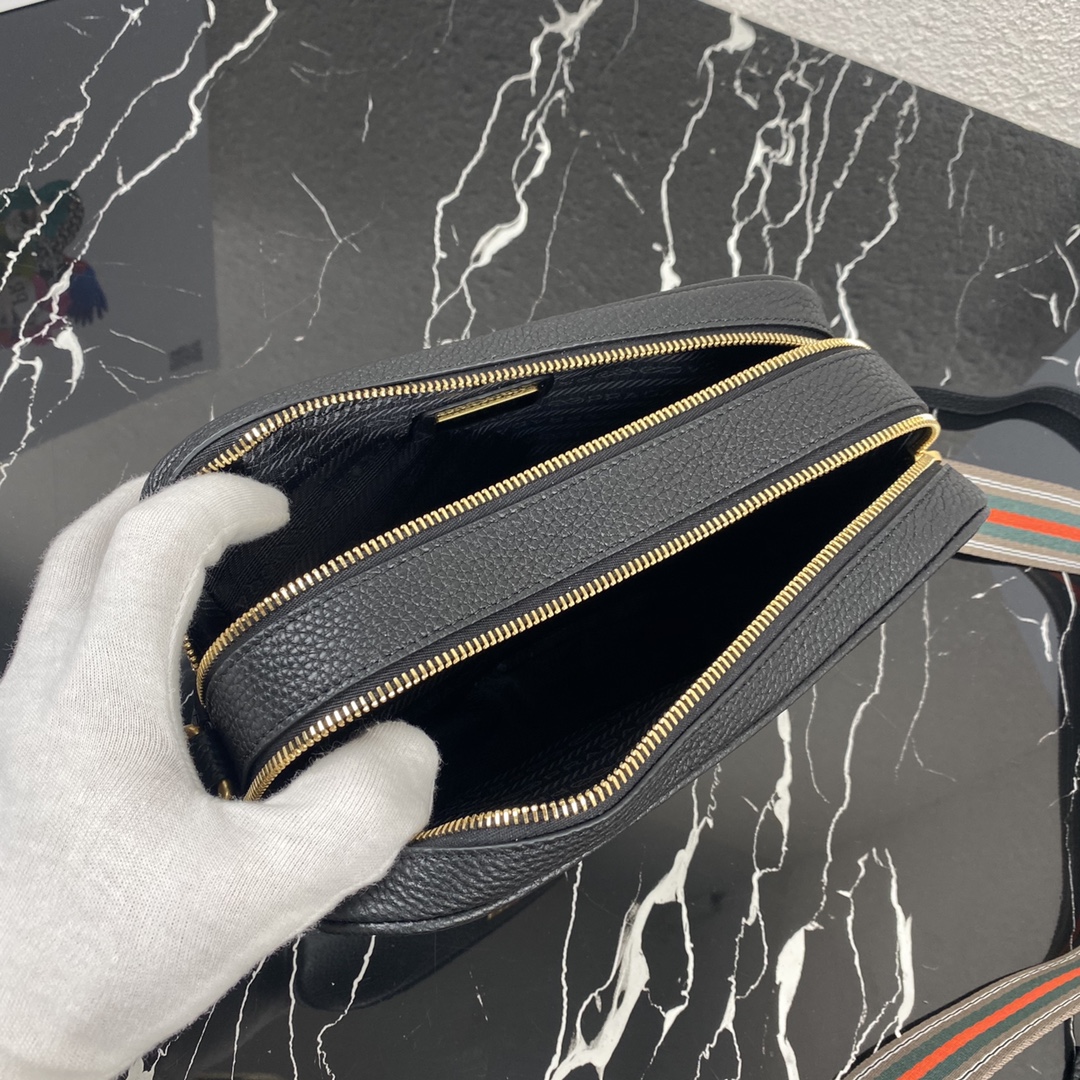 Pra*a medium leather bag