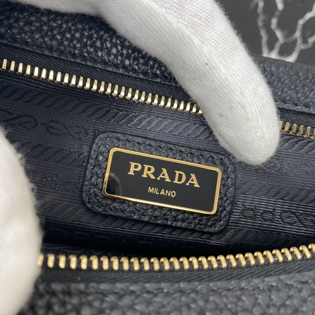 Pra*a medium leather bag