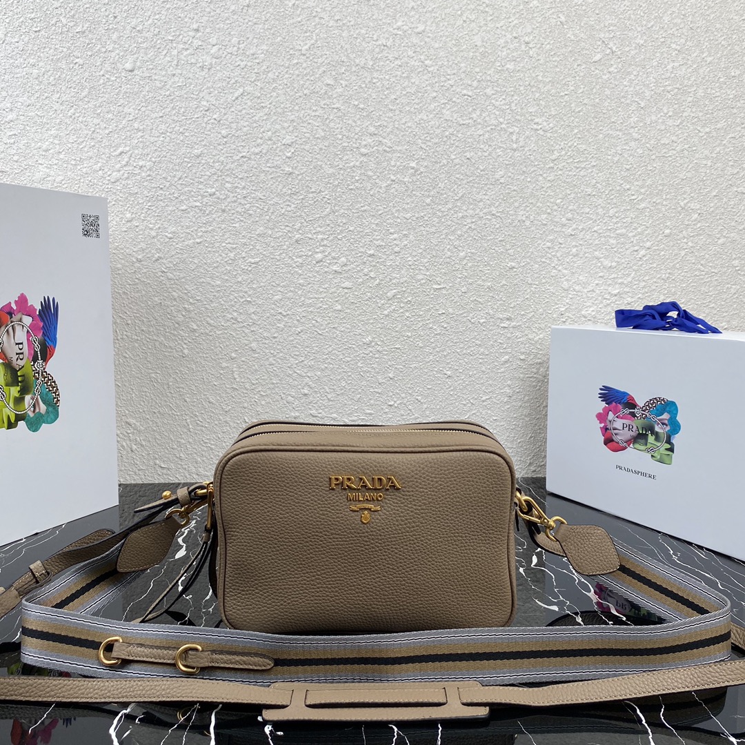 Pra*a medium leather bag