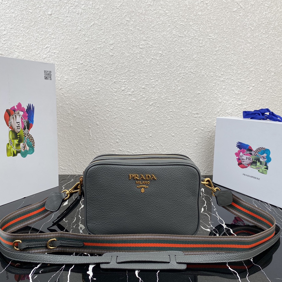 Pra*a medium leather bag