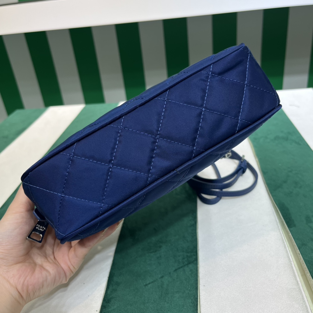 Pra*a re-edtion nylon quilted black triangle logo
