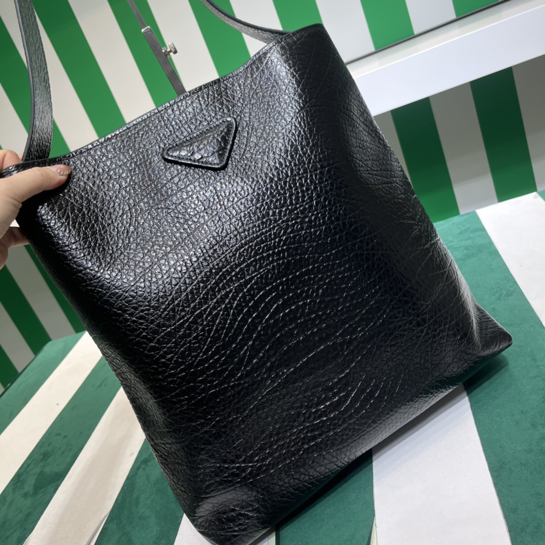 Pra*a leather shoulder bag