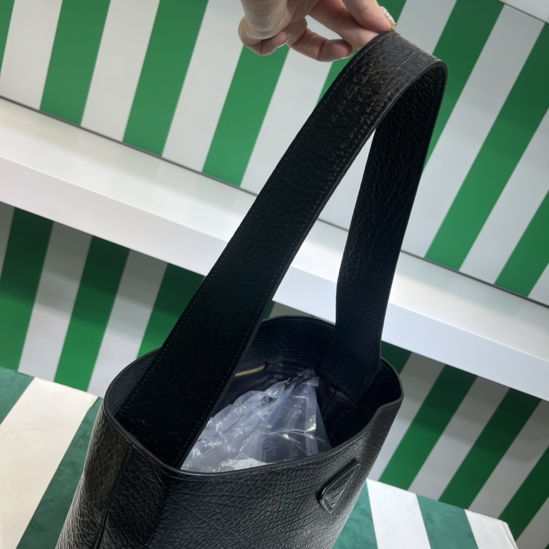 Pra*a leather shoulder bag