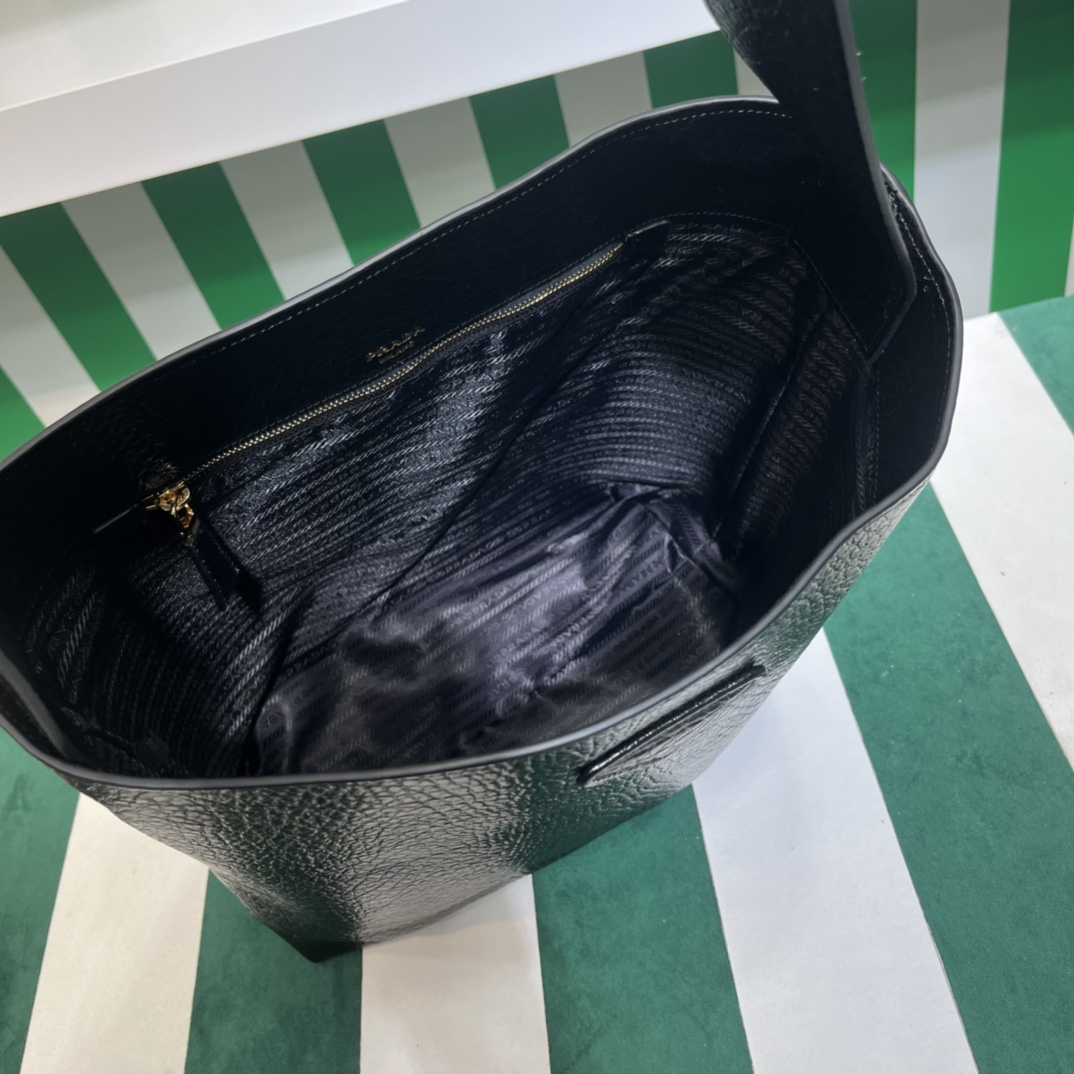 Pra*a leather shoulder bag