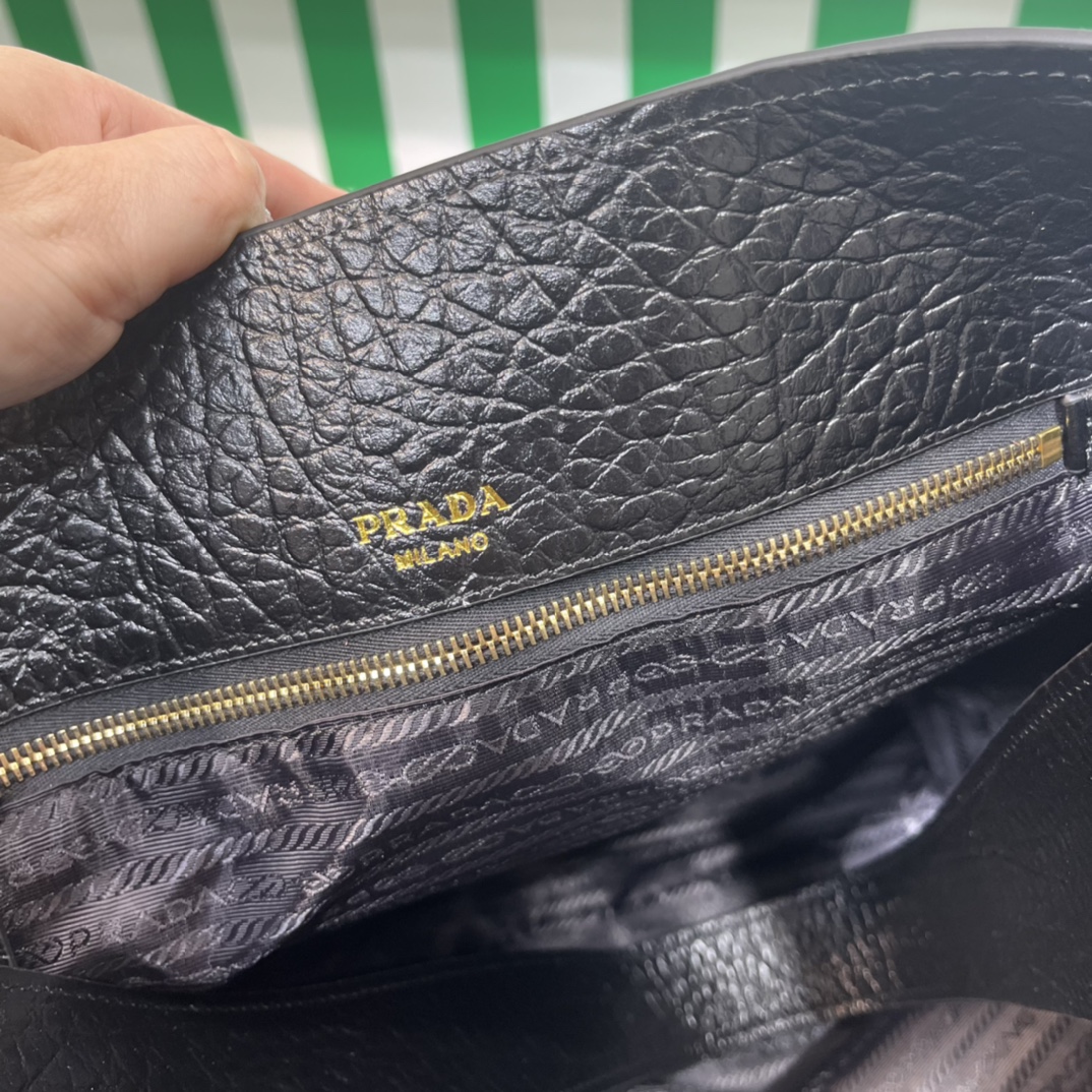 Pra*a leather shoulder bag