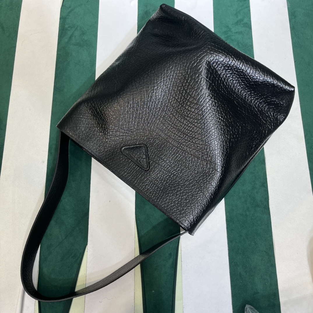 Pra*a leather shoulder bag
