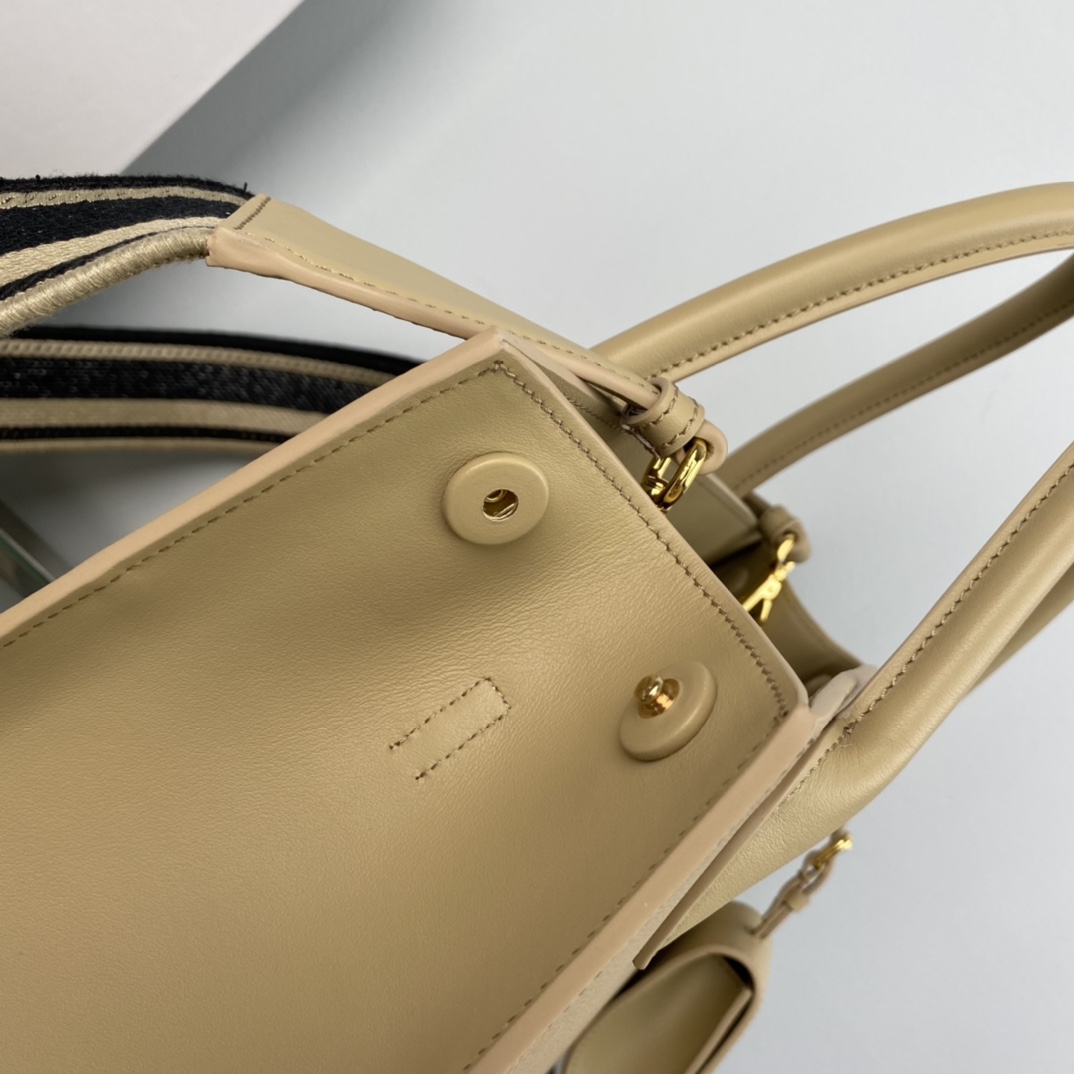 Pra*a monochrome medium saffiano bag