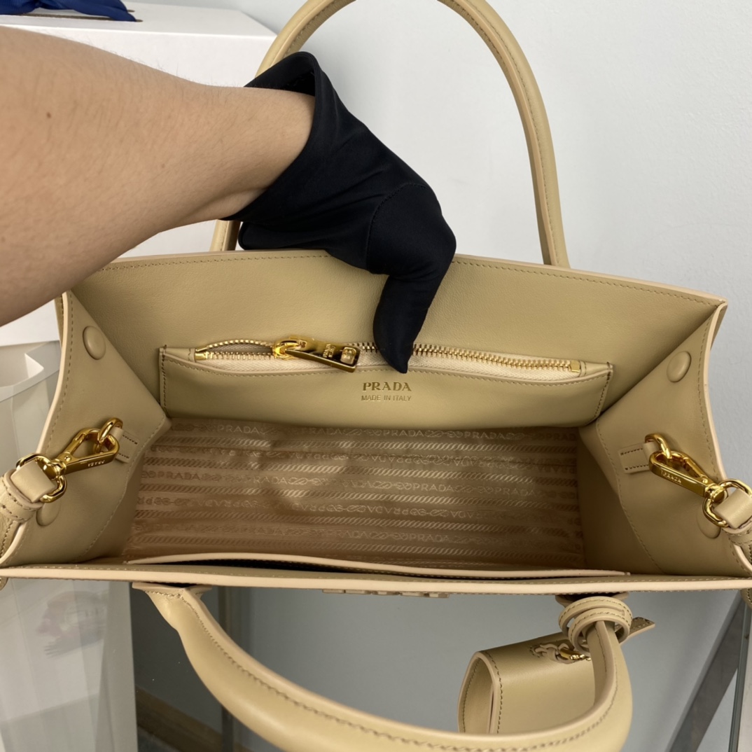 Pra*a monochrome medium saffiano bag
