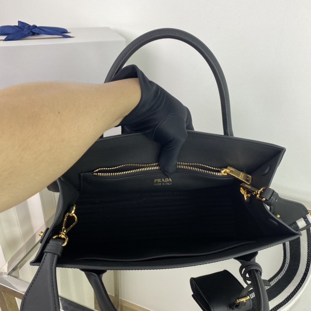 Pra*a monochrome medium saffiano bag