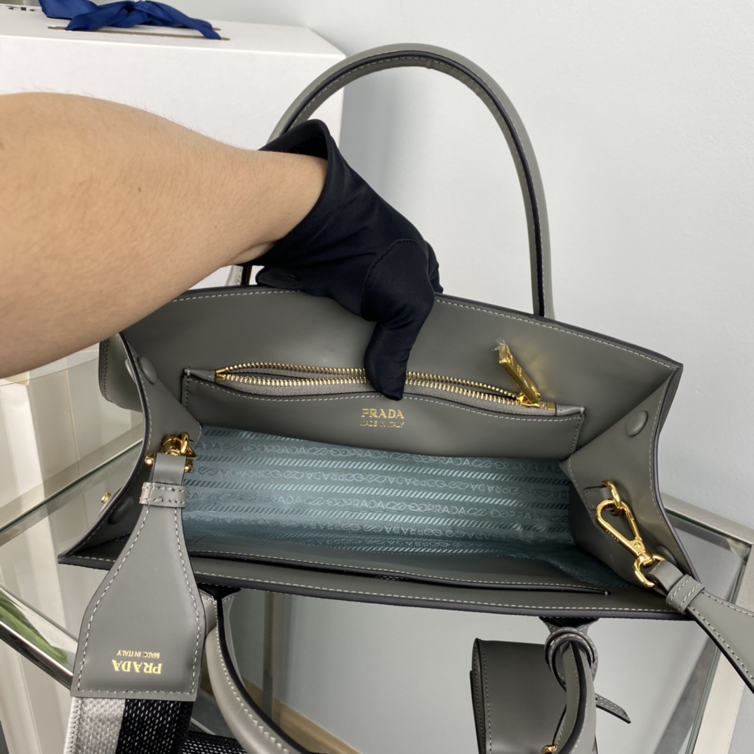 Pra*a monochrome medium saffiano bag