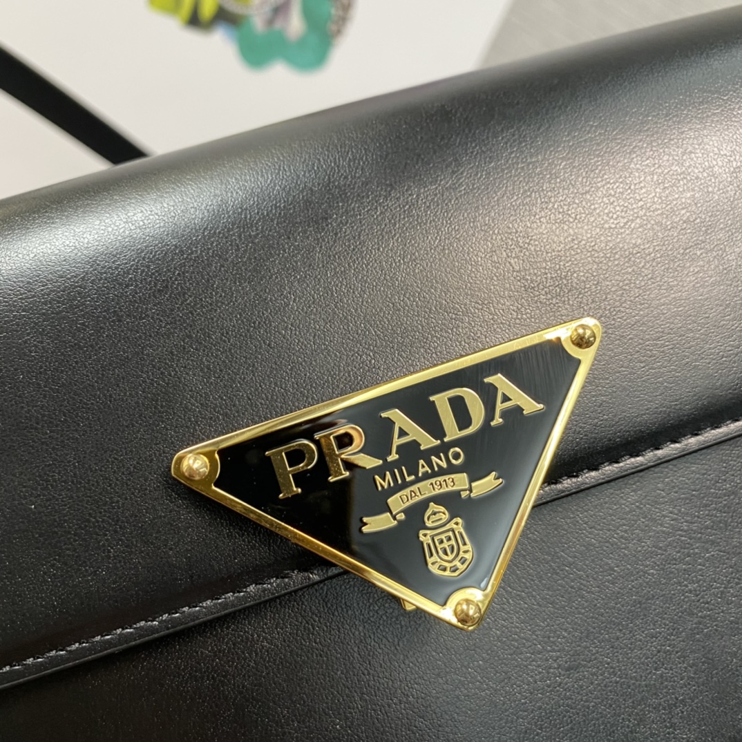 Pra*a leather shoulder bag
