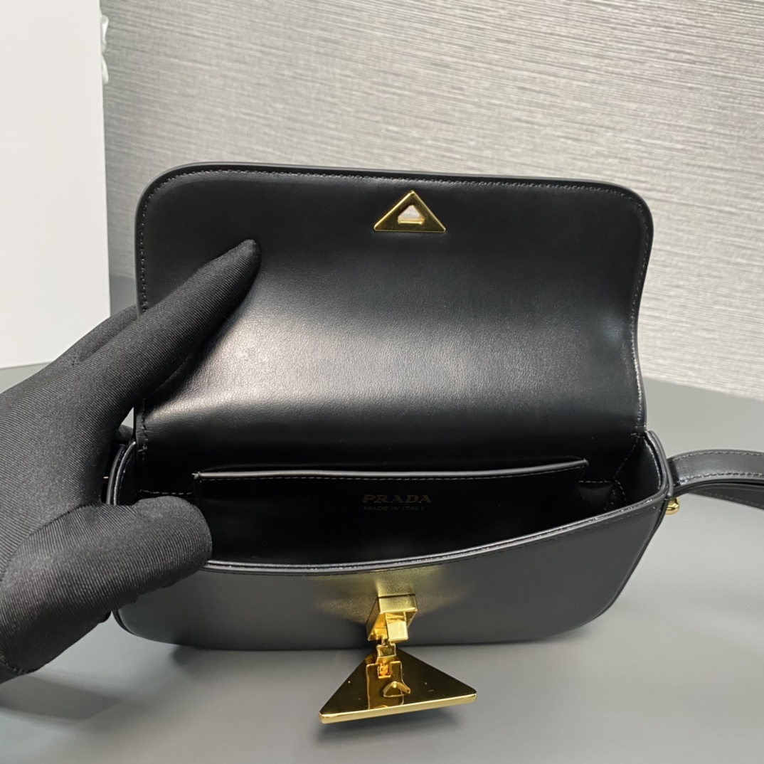 Pra*a leather shoulder bag