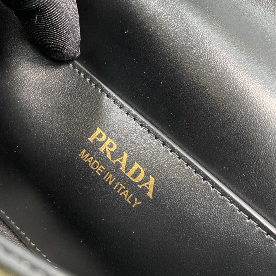 Pra*a leather shoulder bag