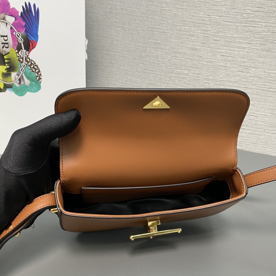 Pra*a leather shoulder bag