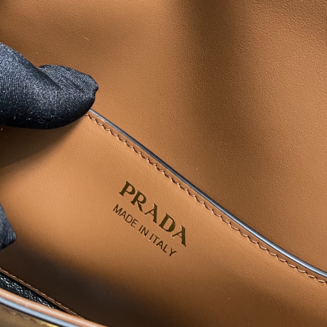 Pra*a leather shoulder bag