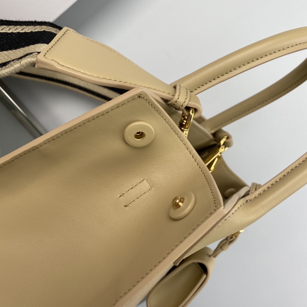 Pra*a monochrome small saffiano bag