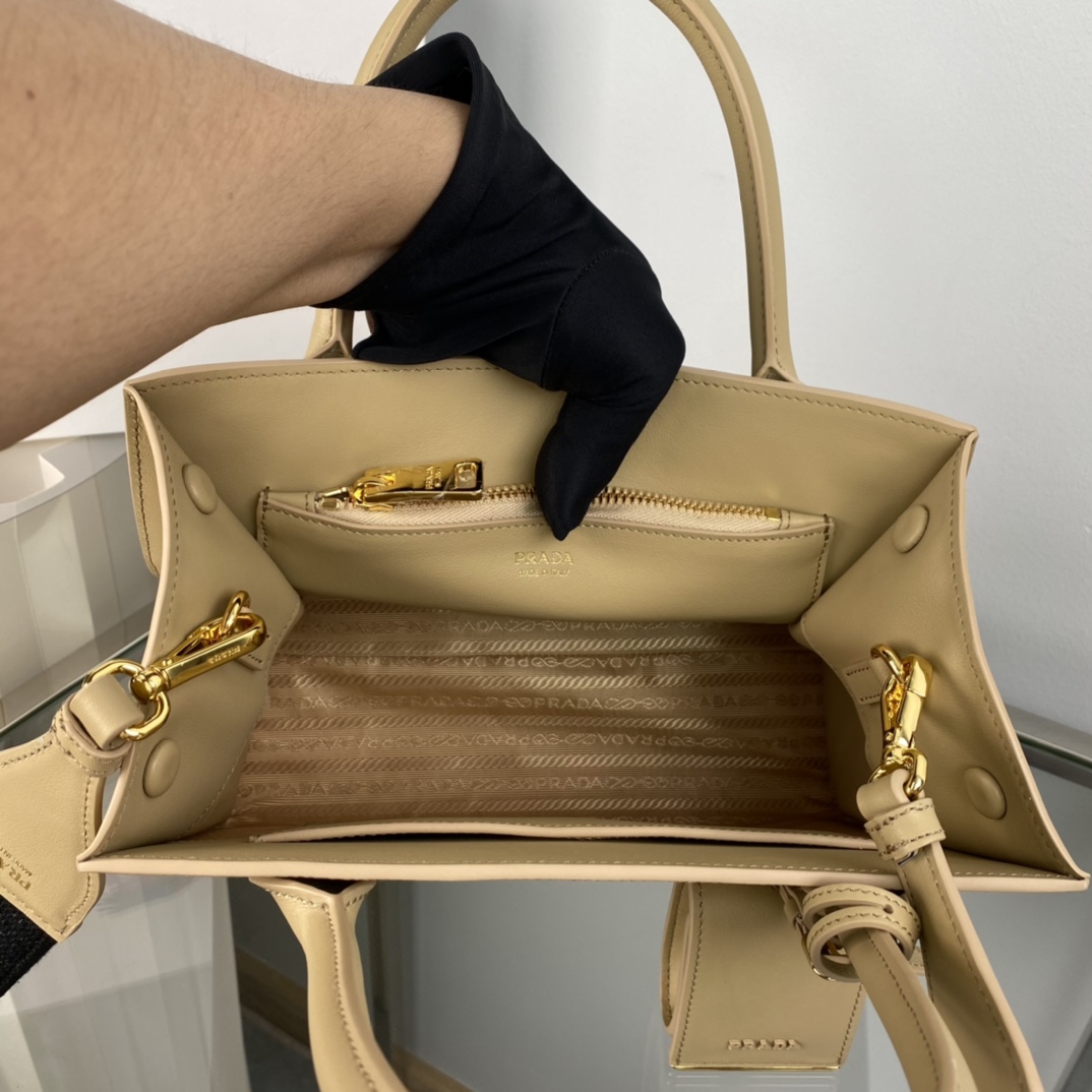 Pra*a monochrome small saffiano bag