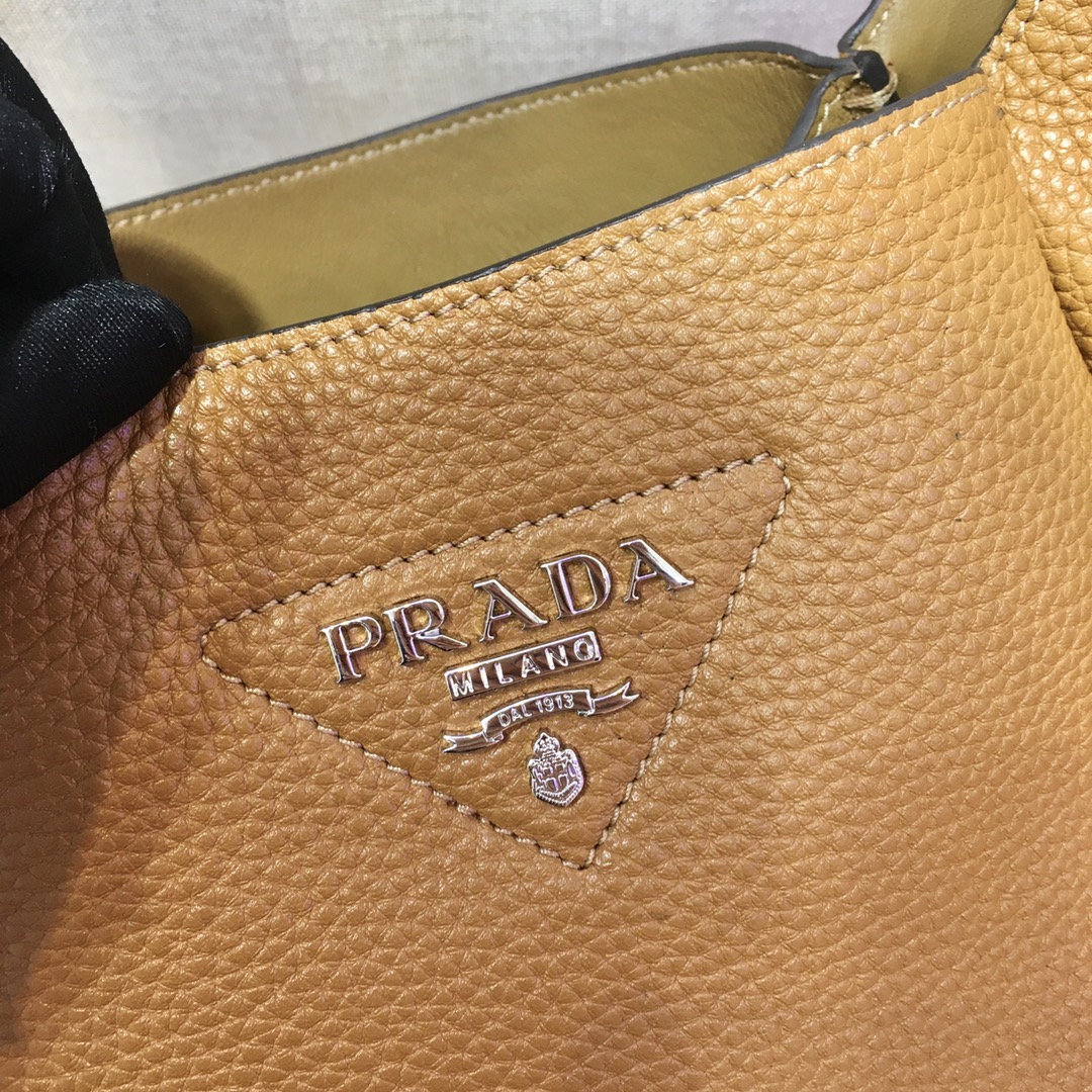 Pra*a leather handbag