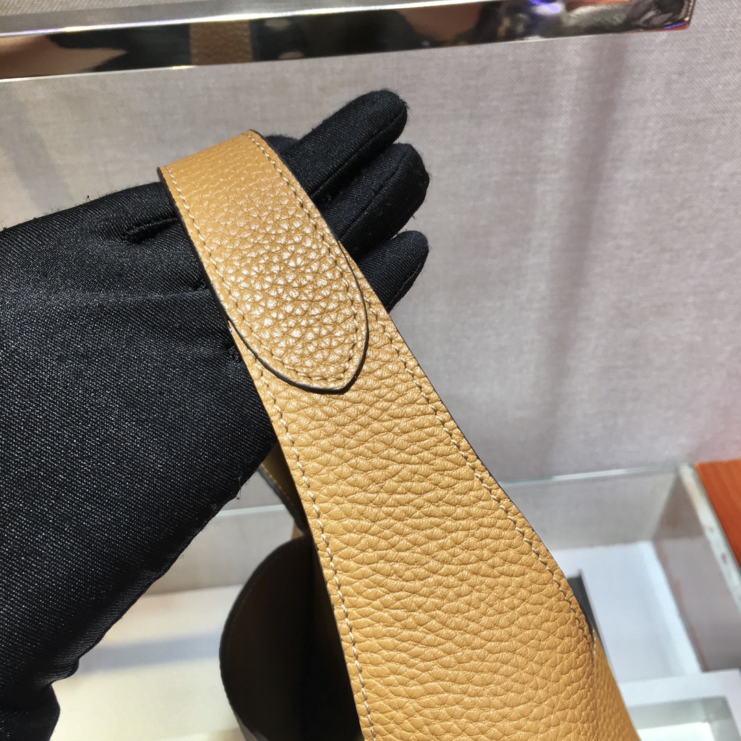 Pra*a leather handbag
