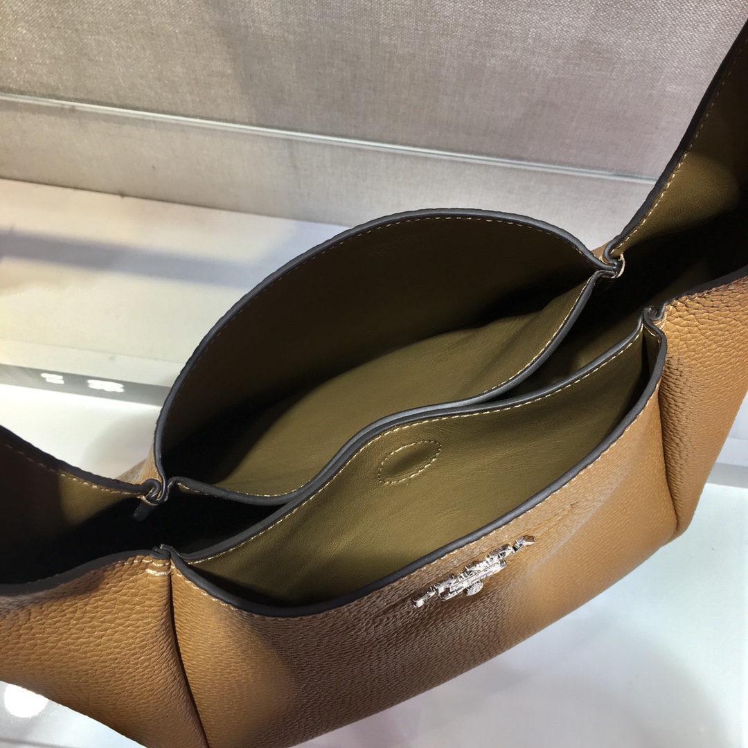 Pra*a leather handbag