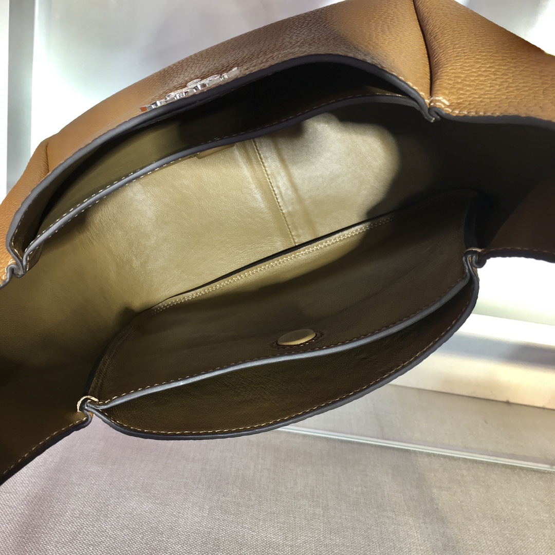 Pra*a leather handbag