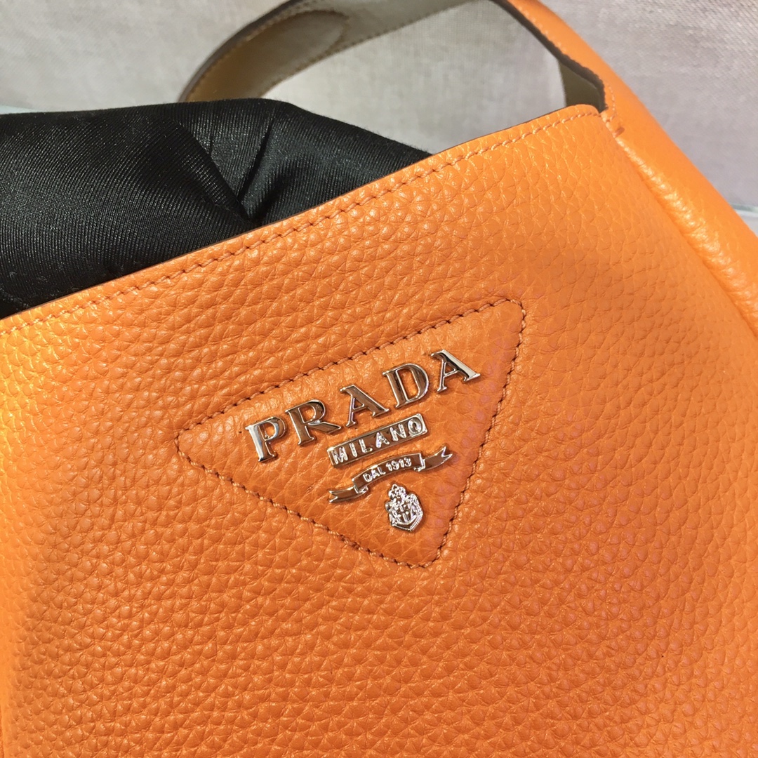 Pra*a leather handbag