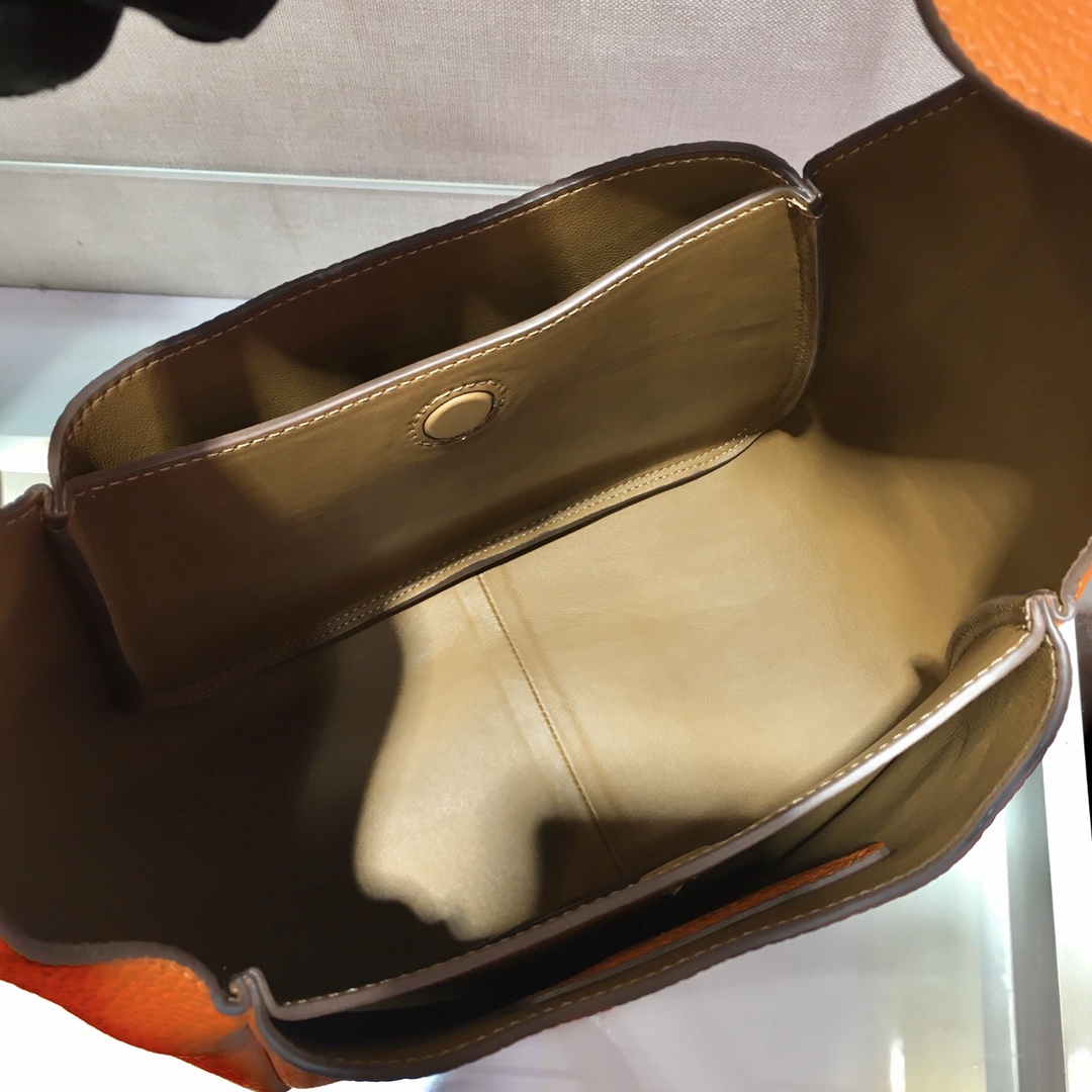Pra*a leather handbag