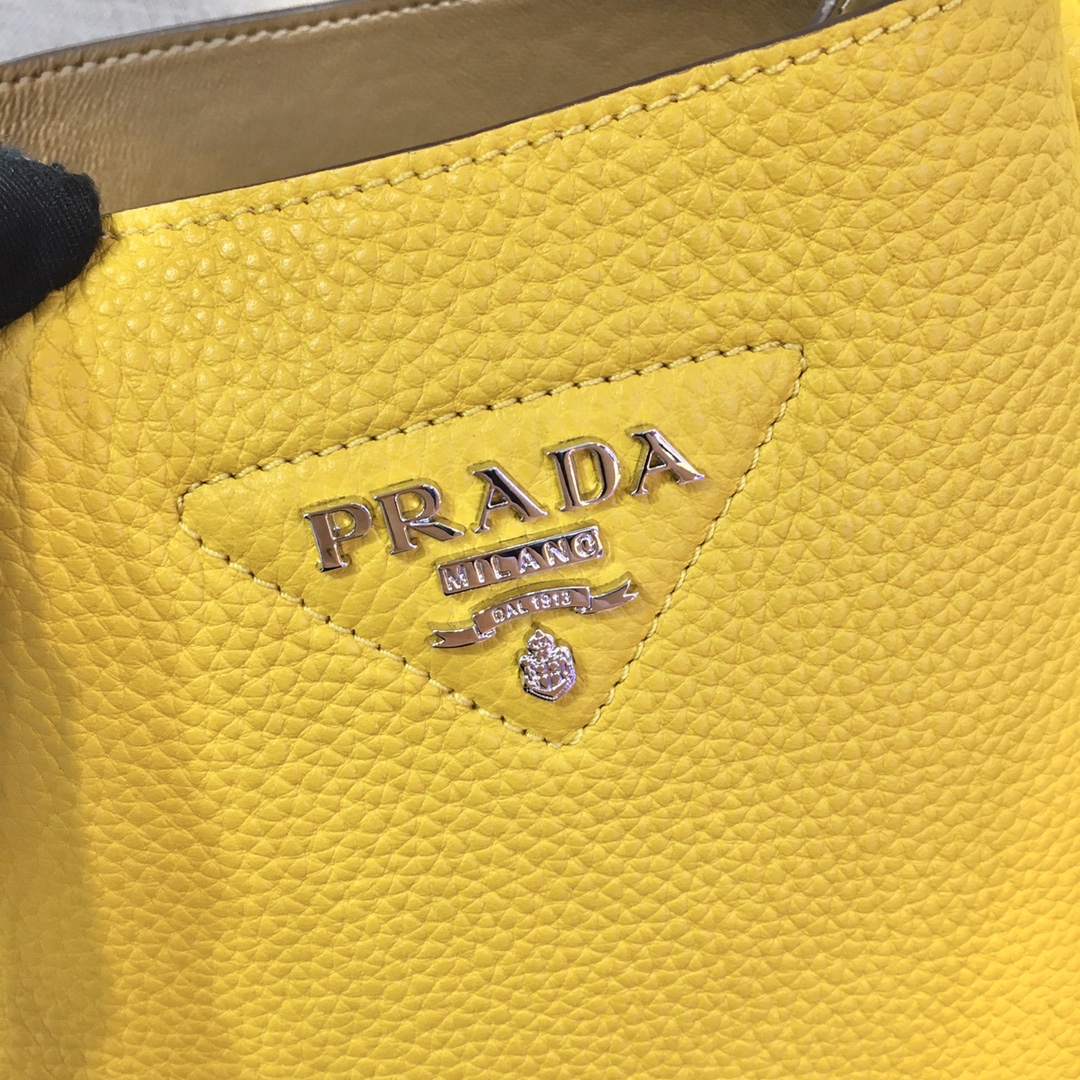 Pra*a leather handbag