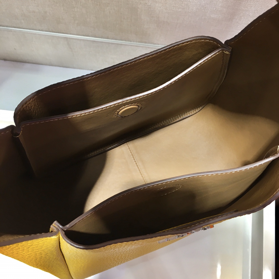 Pra*a leather handbag