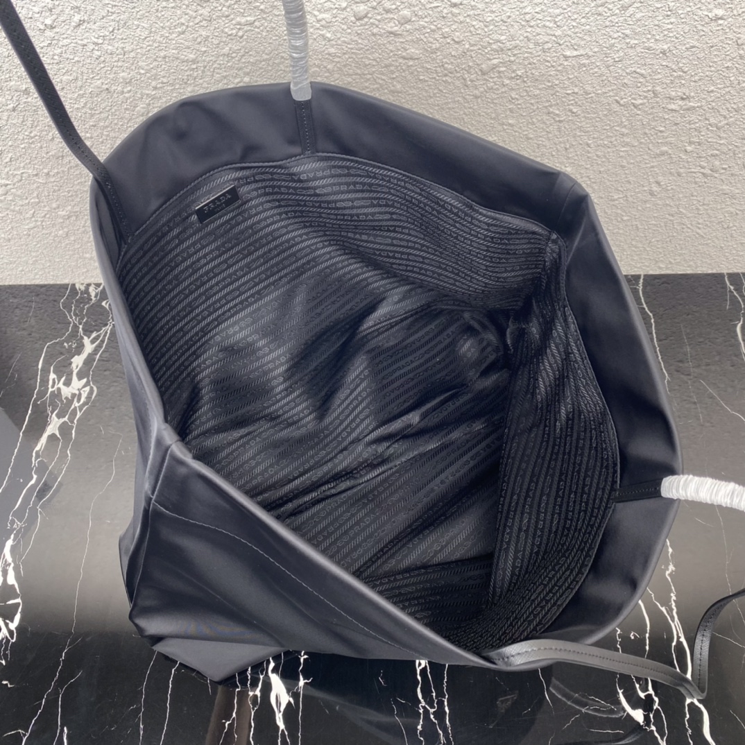 Pra*a re-nylon and saffiano leather tote bag