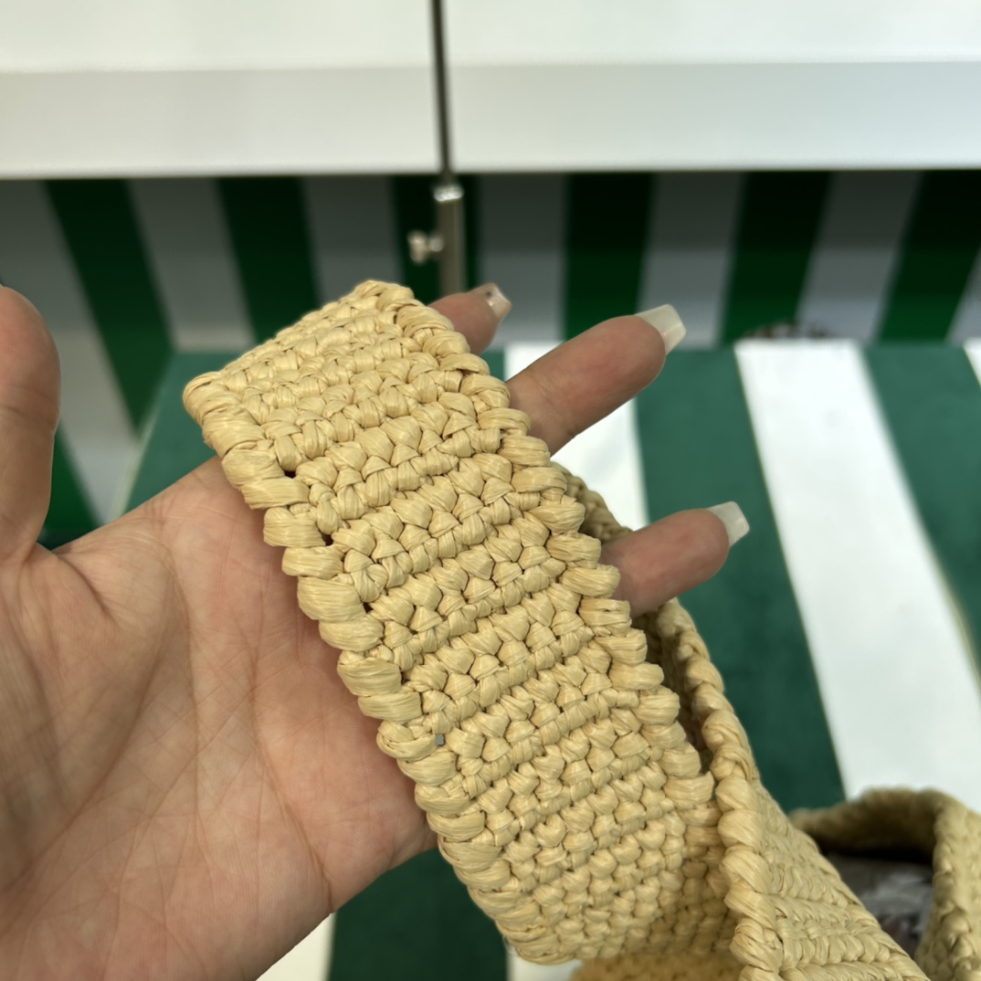 Pra*a crochet tote bag