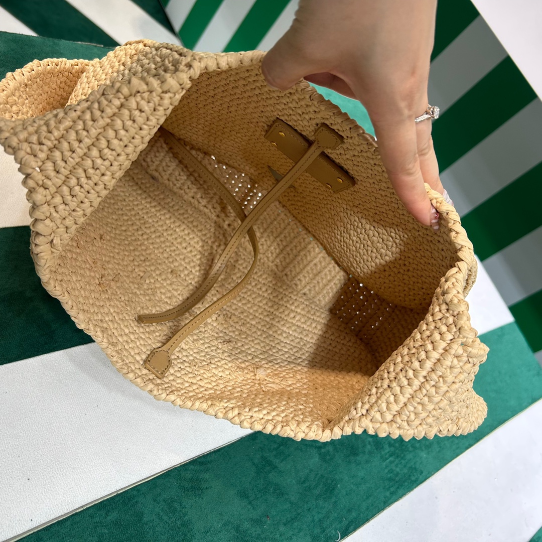 Pra*a crochet tote bag