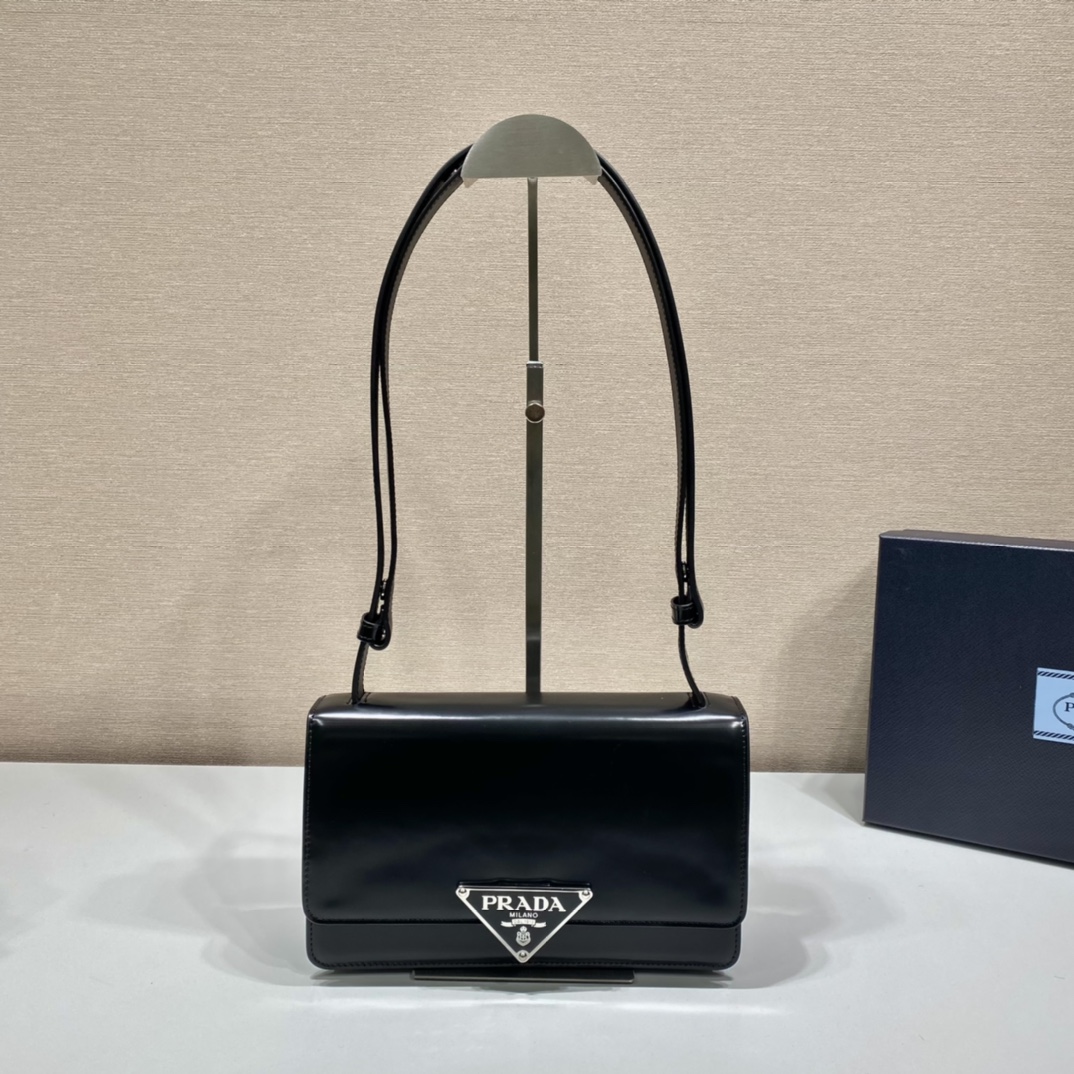 Pra*a emblème brushed-leather bag