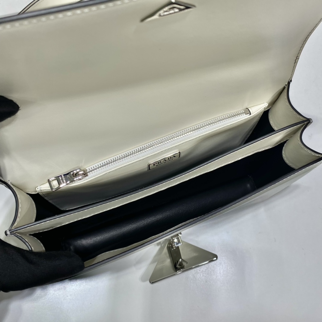 Pra*a emblème brushed-leather bag