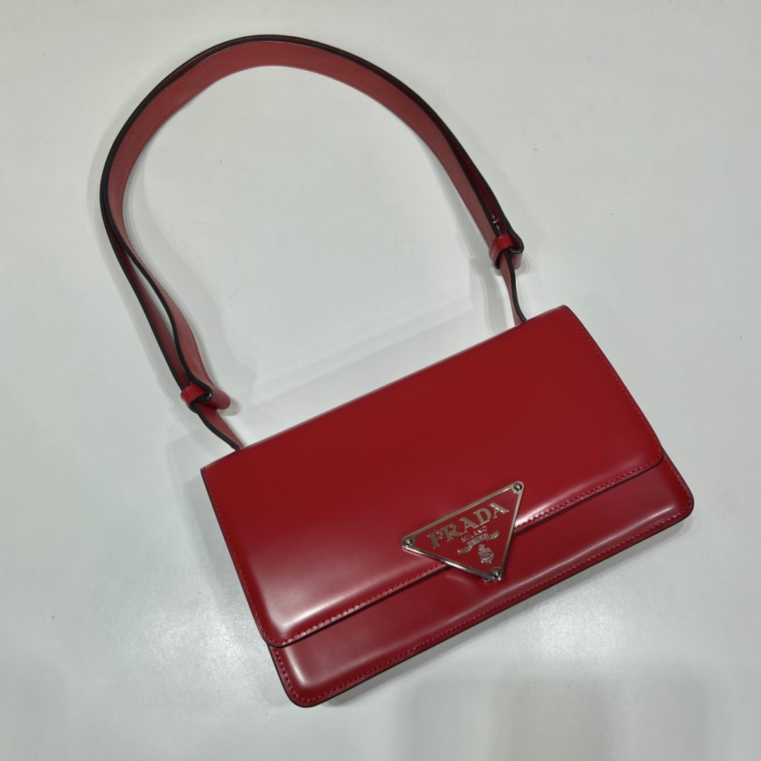 Pra*a emblème brushed-leather bag