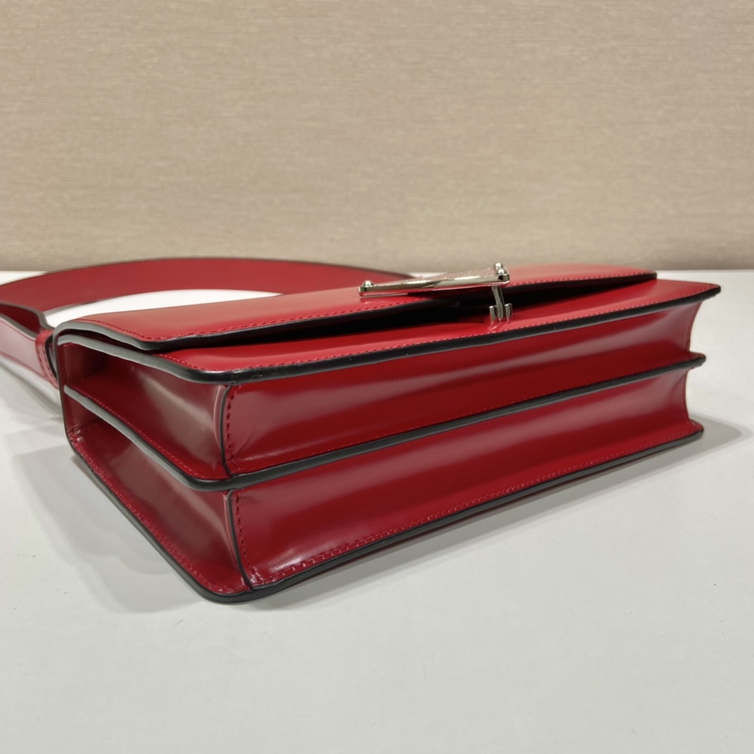Pra*a emblème brushed-leather bag