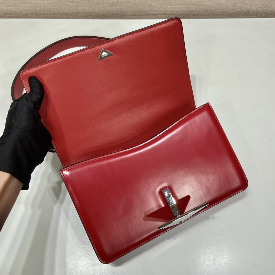 Pra*a emblème brushed-leather bag