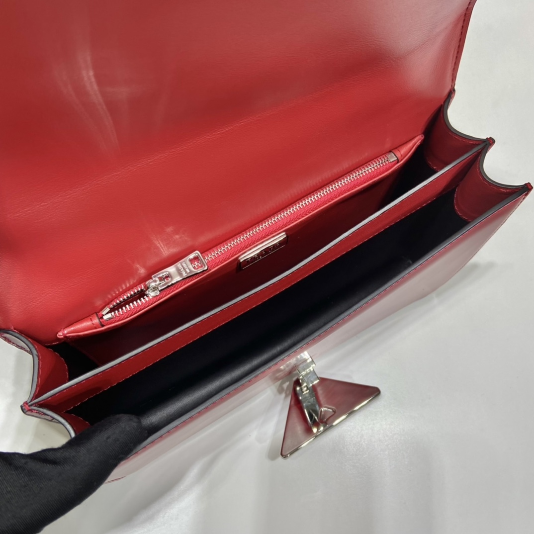 Pra*a emblème brushed-leather bag