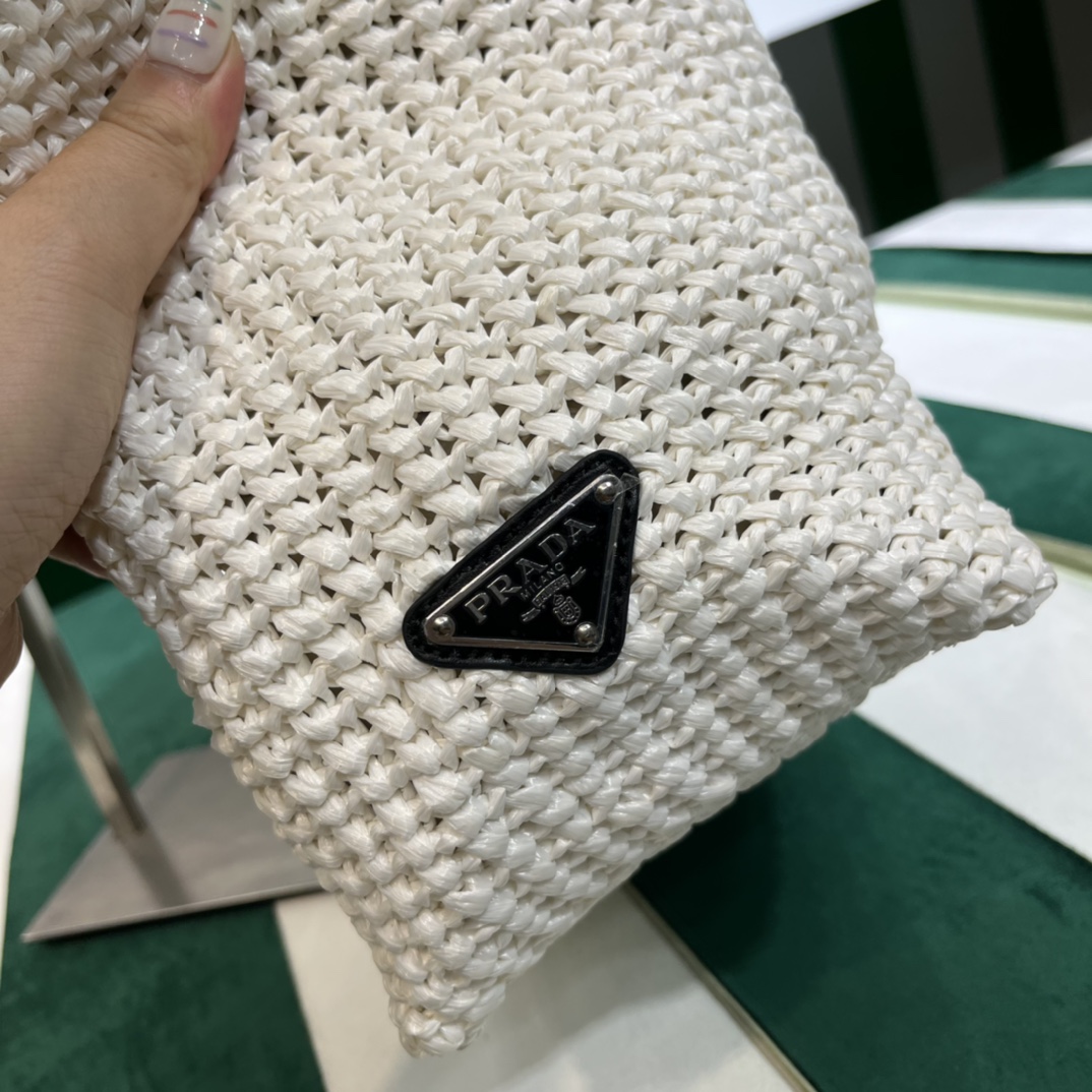 Pra*a crochet tote bag