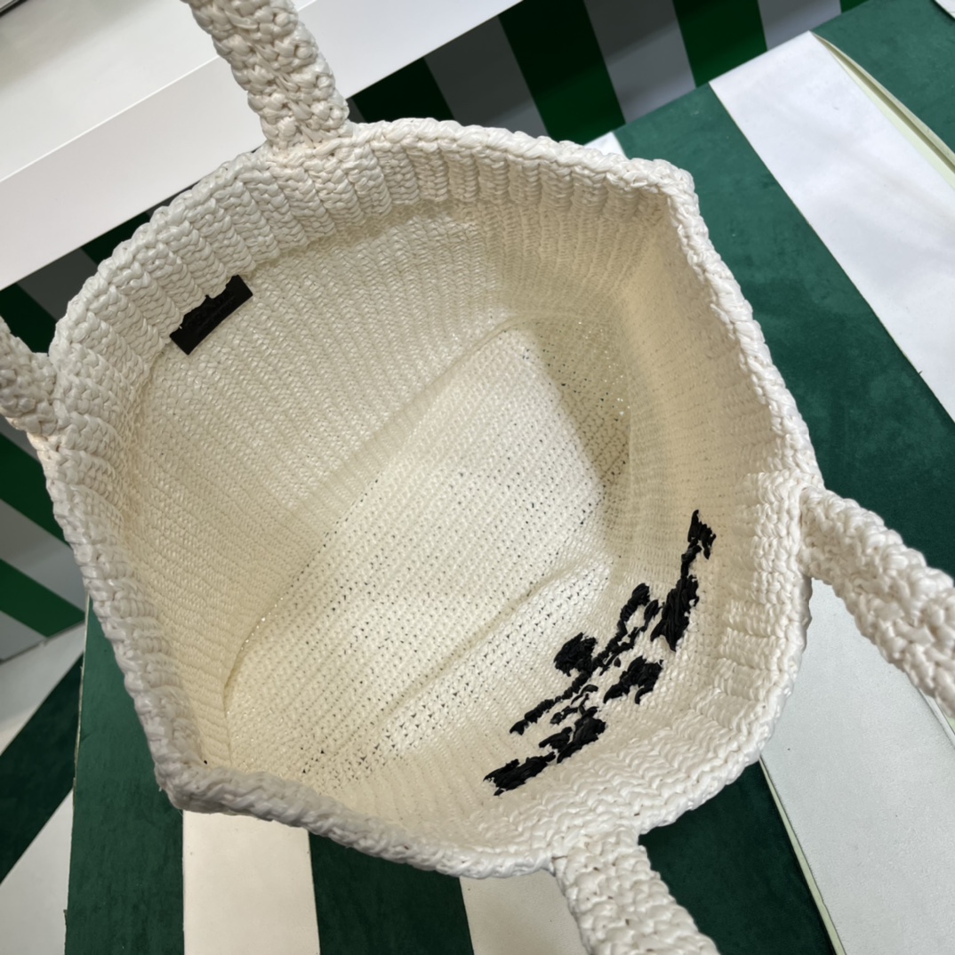 Pra*a crochet tote bag