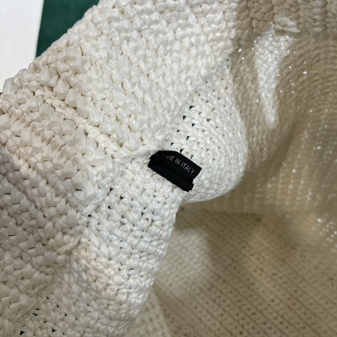 Pra*a crochet tote bag