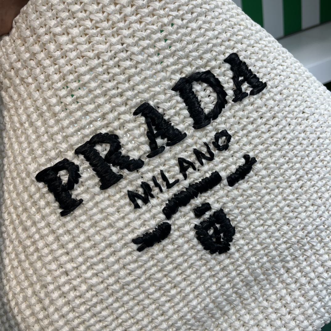 Pra*a crochet tote bag