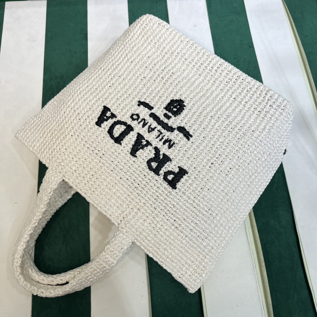 Pra*a crochet tote bag