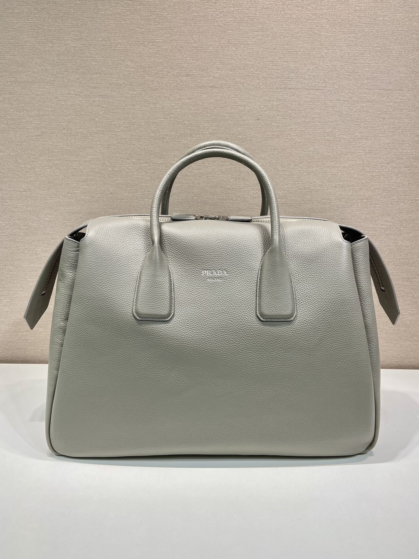 Pra*a leather travel bag